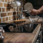 man ontbijt bij inductiekookplaat